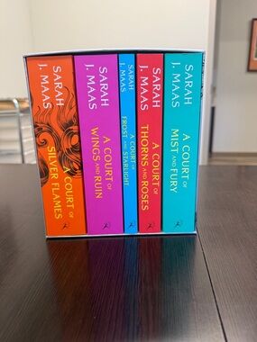 A Court of Thorn and Roses Set